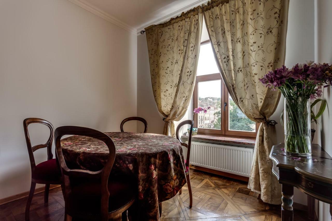 Apartment On Rynok Square Lviv Exterior photo