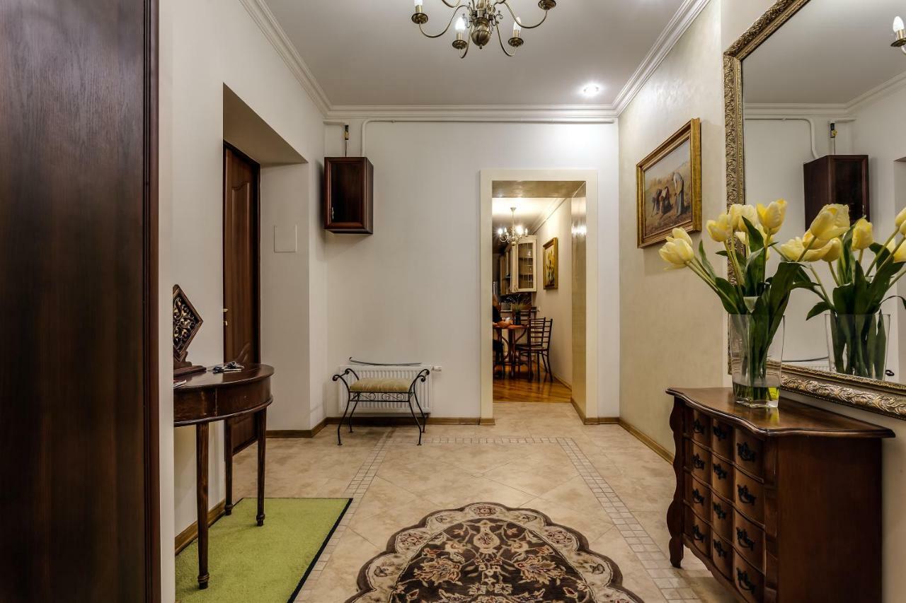 Apartment On Rynok Square Lviv Exterior photo