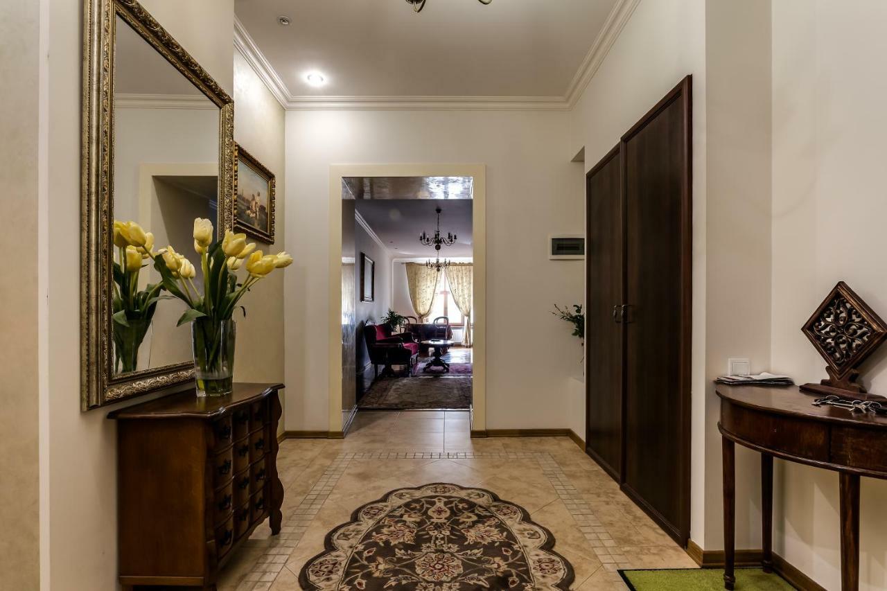 Apartment On Rynok Square Lviv Exterior photo
